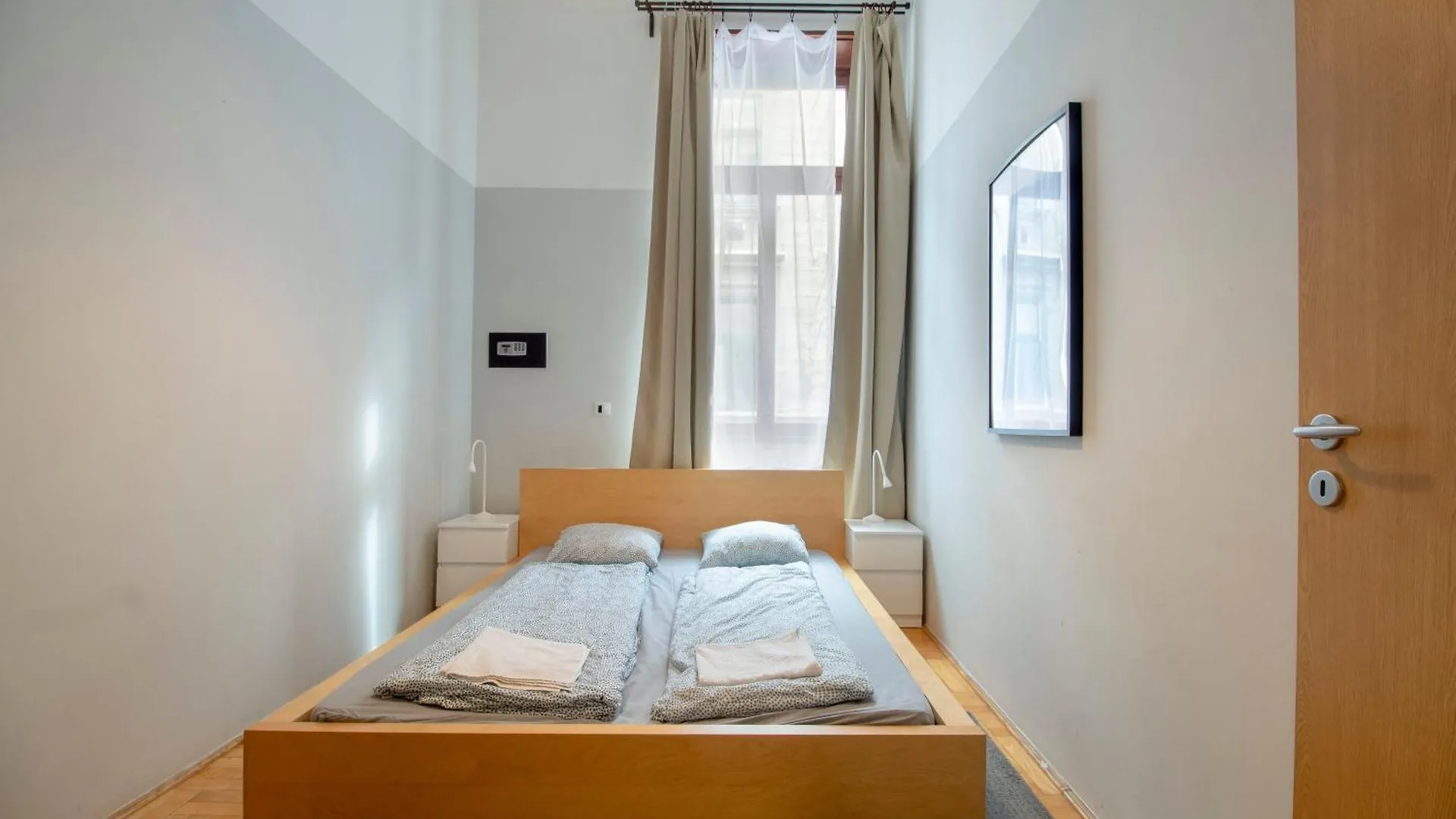 בודפשט 2 Bedroom Central Apt Inside Gozsdu Passage דירה